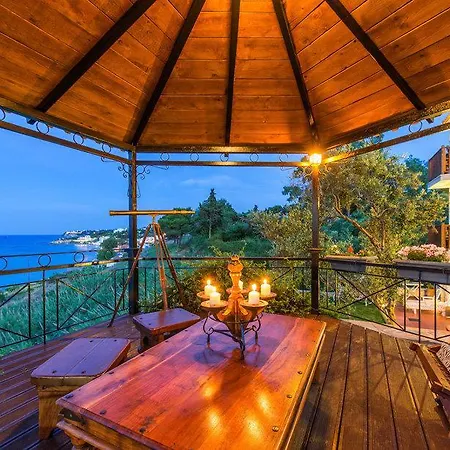 Donkey Bay Club Bed & Breakfast *