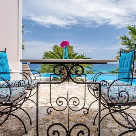 Donkey Bay Club Bed & Breakfast Tragaki